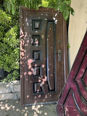 dəmir ağacı: Dəmir giriş qapısı – taxta teksturalı qəhvəyi rəngdə dekorativ — 1