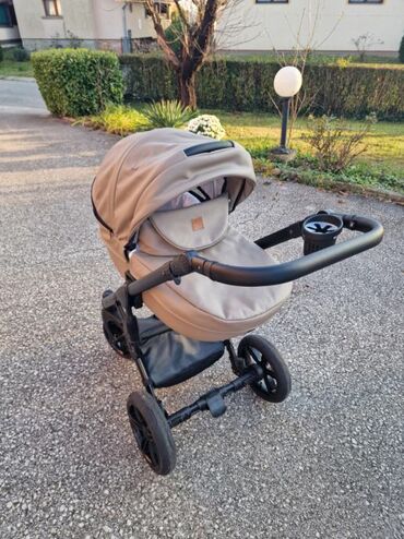 podloga za auto sediste za bebe: Dečija kolica sa podesivim sedištem i tendom u bež boji. Imaju crni