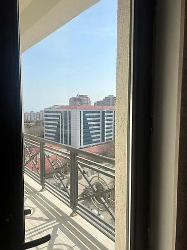 ev menzil: Mənzildə kirayə/yaşayış üçün təqdim olunur: işıqlı və səliqəli planlı — 2