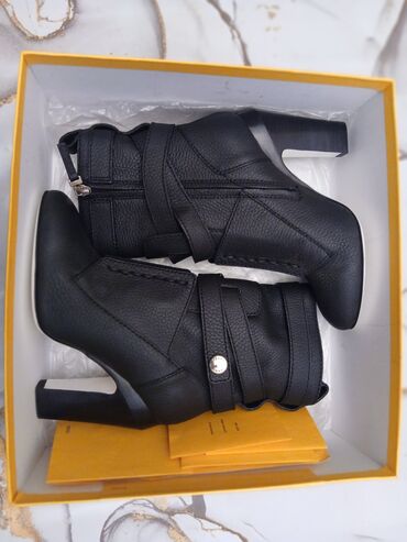 Botinka və botilyonlar: Fendi, Ölçü: 36, rəng - Qara, Yeni — 9