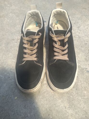 черная обувь: Продаю хорошие кросовки, в отличном состоянии стельки мягкие