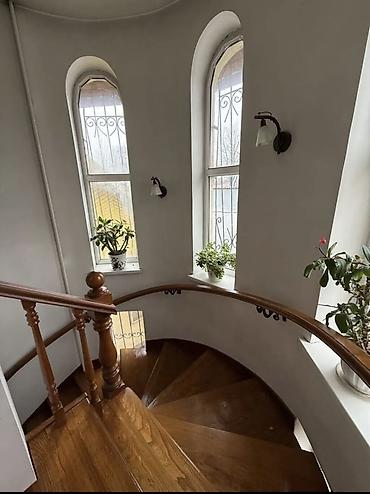 Долгосрочная аренда домов: 210 м², 8 комнат — 1