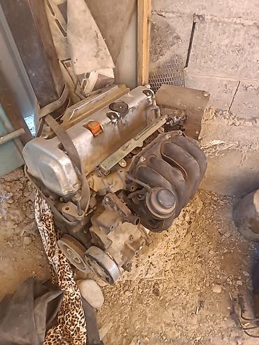 Двигатель Honda (бензиновый, рядный 4-цилиндровый SOHC). На крышке ГБЦ
