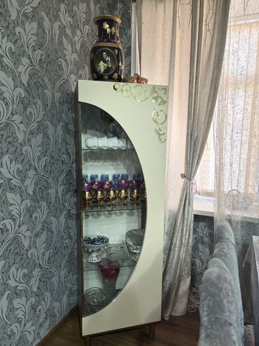 şüşe qab: Açılan, 1 qapı Düz dolab, Servant