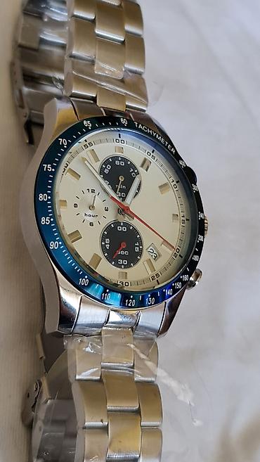 seiko sat: Muški analogni ručni sat sa hronograf stilom i metalnom narukvicom. - — 8