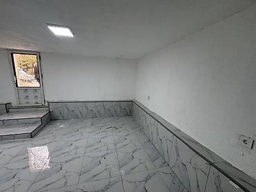 Kommersiya daşınmaz əmlakının satışı: Satilir Xüsusiyyətlər: - Tək otaqlı geniş zal, mərmər naxışlı kafel — 5