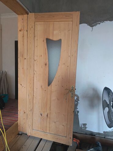 Furnitura və aksessuarlar: Ağac qapı – klassik dizayn - Material: tam ağac (təbii şəbəkəli