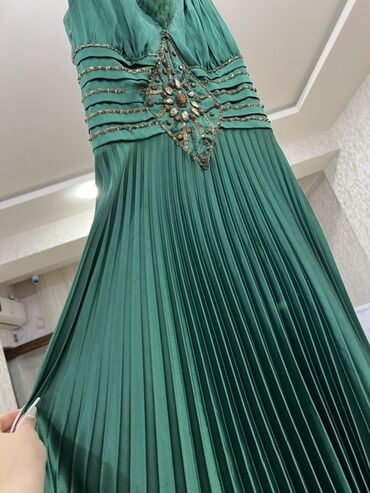 tikdirmek ucun don modeli: Zümrüd yaşılı rəngdə zərif axşam/gecə geyimi. - Model: Uzun, yerə