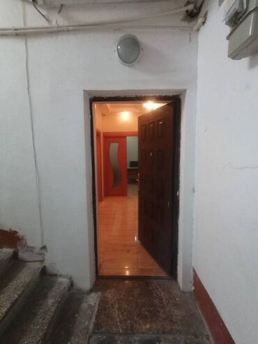 Ofislər: Yasamalda 5 mərtəbəli binanın 1-ci mərtəbəsində yerləşən 3otağlı — 8