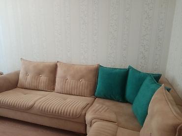 taxt işlənmiş: Künc divanı – bej rəngli, yumşaq parça üzlüklə - L‑şəkilli dizayn, 3 — 4