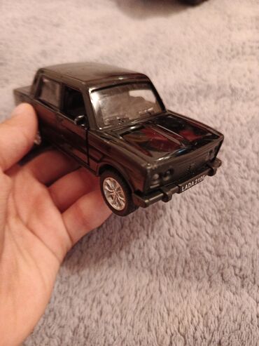 Heykəlciklər: LADA 2105 modelinin qara rəngli, yığcam oyuncaq maşını. Bu model