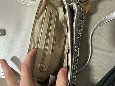 sinsay valjevo: Steve Madden srebrna crossbody torba sa ukrasnim nitnama i logotipom — 5