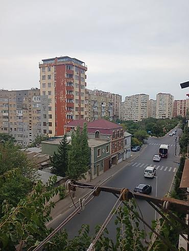 şu: Mənzil daş binada 1otaqlı 2 yə düzəlib sakit həyətdə orta — 1