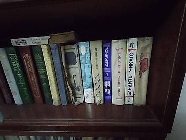 Книжные шкафы: Продаю книги оптом и в розницу. Прошу 30 сом за книгу. Оптовым — 3