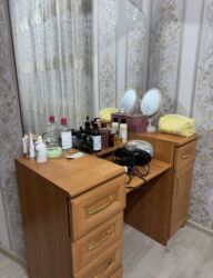 я ищу мебель бу: Даараткана үчүн үстөл, Колдонулган, Күзгүсү менен