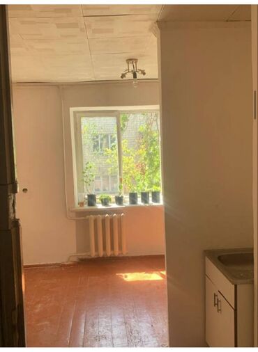 однокомнатная квартира покупка: 2 бөлмө, 14 кв. м, Жатакана жана мейманкана түрүндө, 3 кабат, Эски ремонт