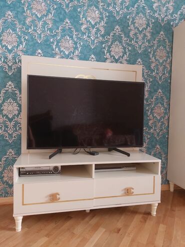 TV altlığı: Tv stend satilir 70azn. Olcu 140×120. Unvan yasamal m 0116 nigaz