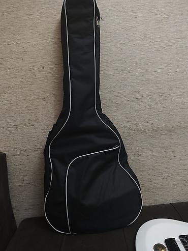 Gitaralar: Ağ rəngli elektrik gitara komplekti təqdim olunur. Dəstə şəkildə — 3