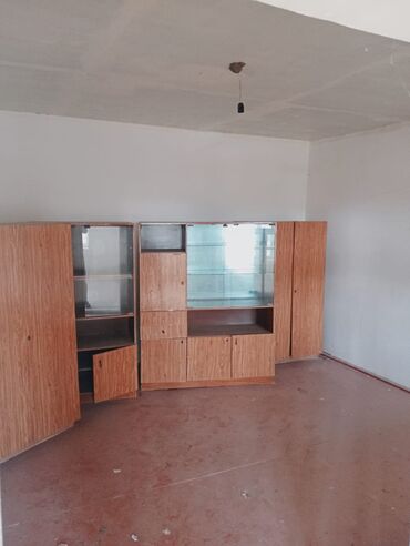 Həyət evləri və villaların satışı: Satılır: həyət evi - Tip: 1 mərtəbə (yüksək kürsülü), daş divarlar — 9