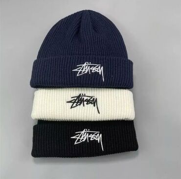 Головные уборы: Эти стильные шапки Stussy не только согреют, но и подчеркнут ваш