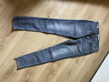 tri cetvrt pantalone zenske: Levi's original skinny, S velicina. Kao nove. Kratko nosene. Bez