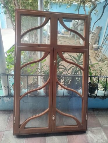 taxta sıxan: Taxta-şüşə pəncərə bloku - Material: təbii ağac karkas, laklı örtük -