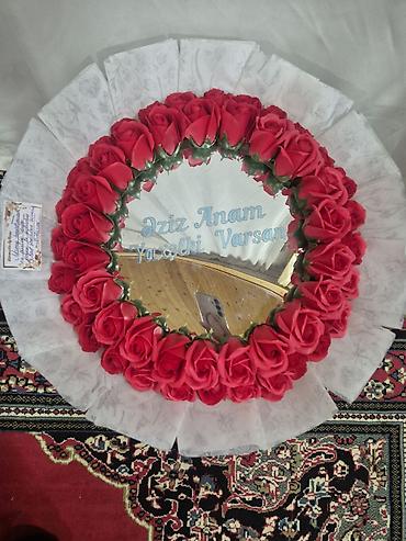 ucuz gul buketleri: Gül buketi – güzgülü kompozisiya - Dairəvi güzgü əsaslı dekorativ — 1