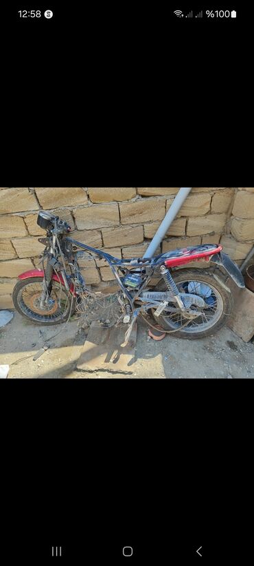 Çəngəllər: Motosiklet çərçivəsi və təkərlərdən ibarət bu motosiklet hissələri