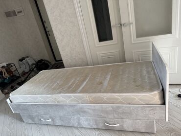 кровать односпальная с ящиками: Продам кровать с матрасом есть два выдвижных ящика 2500сом Состояние
