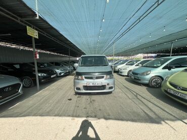 купить маленькую машину недорого: Серебристый минивэн Honda Stepwgn, предназначенный для комфортной