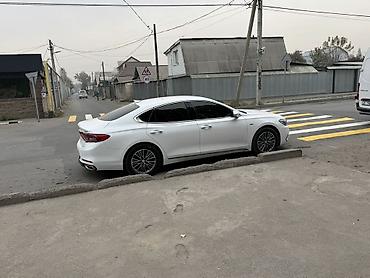 toyota aventis: Белый седан бизнес-класса с динамичным дизайном и просторным салоном — 7