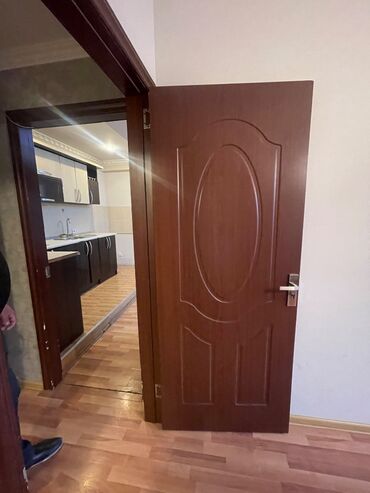 işdenmiş qapılar: Ünvan yeni yasamal Şərurun binasi 1ədəd qapi hündürıük 2metir eni 80sm