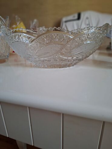 вазы из цветного стекла: Şüşə meyvə/salata qabı - Material: şəffaf şüşə, kristal üslubunda