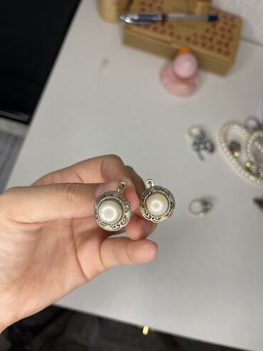 серьги и кольцо из серебра комплект: Цена договорная🥰
набор из серебро😍 
в комплекте: серьги и кольцо