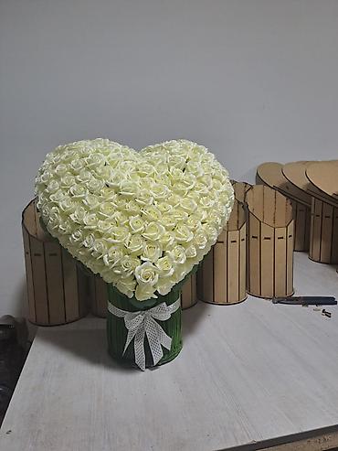 Букеты из живых цветов: Сердце из роз на подставке - Объёмная композиция в форме сердца — 6