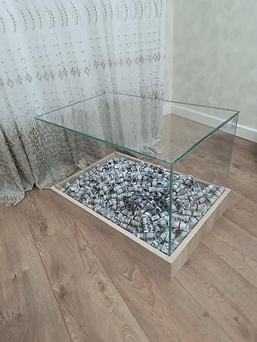 ucuz vitrin: Şüşə vitrin/masası – dekorativ “pul rulonları” ilə - Material: qalın — 6