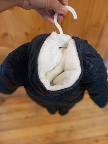 yeni doğulmuş uşaq paltarları: Kurtka 3-12 aylik.18aya da geder usaq xirda usaq olarsa. yenidi