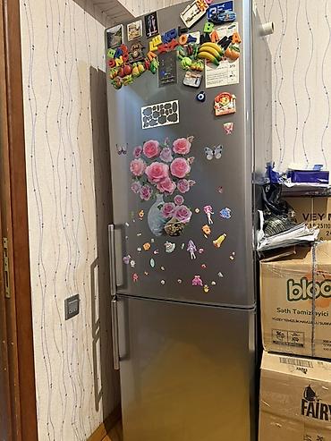 iki kamerali soyuducu: Soyuducu, ikiqapılı, aşağıda dondurucu bölməsi ilə. - Rəng — 2