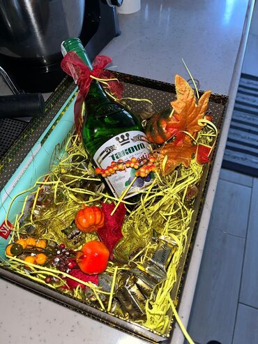 Kompleti namirnica: Elegantni poklon-aranžmani i premium gift korpe - Ručno aranžirane — 9