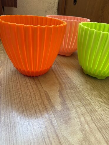 dibcek gulu: Rəngarəng, qabırğalı dizaynlı plastik gül qabı. Dəstə narıncı
