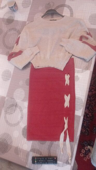 Dəstlər, kostyumlar: Qadın geyimləri. HER BIRI 10-15AZN her biri 1ce defe geyinilib — 4