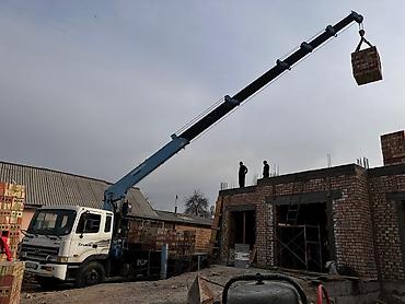 Услуги автовышки: Услуги манипулятора подаём кирпичи на этажи кирпич чыгарабыз — 2