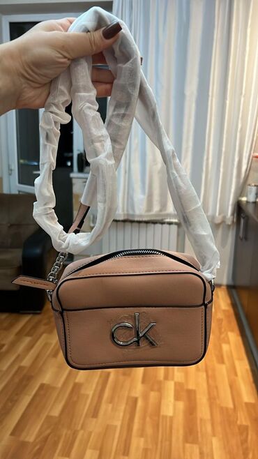 женские маленькие рюкзаки: Сумка на плечо, Calvin Klein