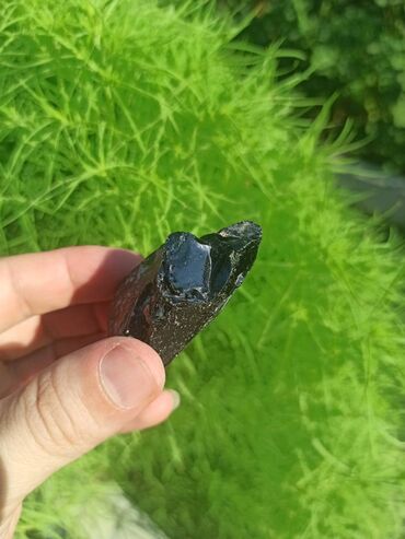 Digər kolleksiyalar: Təbii Obsidian daşı. Tamamilə təbii, emal olunmamış parlaq qara — 9