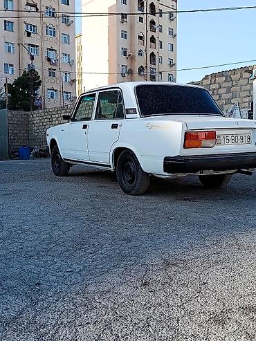 guzguler: Lada 2107, ağ rəng, 4 qapılı sedan. Xüsusiyyətlər: - Arxa ötürücülü — 5