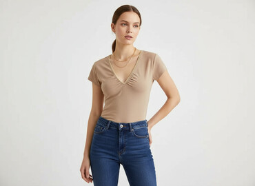 bluzki basic z dekoltem v: Women's blouse, size XL (EU 42)