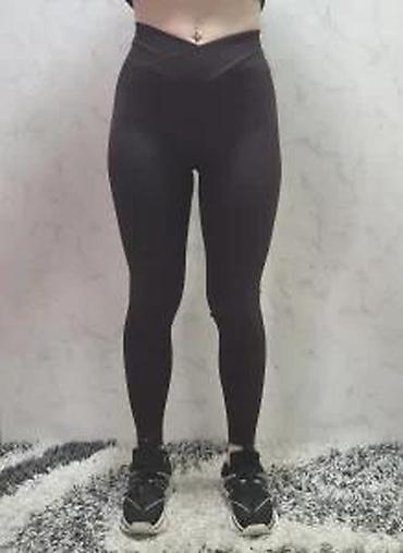 Helanke, biciklistički šortsevi: Ženske helanke tamne boje sa rebrastom teksturom. Karakteriše ih visok — 15