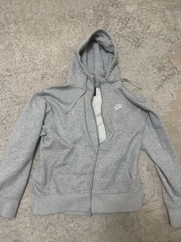 толстовка утепленная: Толстовка Nike размер L. Подходит для парней ростом 170-175