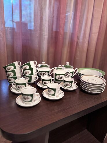 посуда советские: Сервис 29 предметов 
Есть трещина на одном стакане