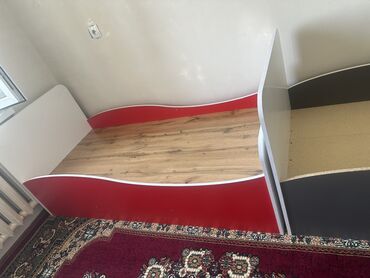 кровать для мальчиков: Кровать-тахта, выполненная в белом и красном цветах, с деревянным